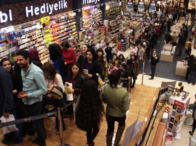 Adana'da Orhan Pamuk'a Büyük İlgi