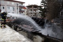 Antalya'da Çıkan Yangında TEK Katlı Ev Kül Oldu