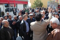 BANKA ŞUBESİ - Banka Şubesinin Kapatılacağını Duyan İlçe Halkı Sokağa Döküldü