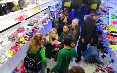 Bodrum'da Ucuz Ayakkabı İzdihamı