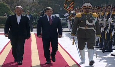 Davutoğlu, İran'da Resmi Törenle Karşılandı