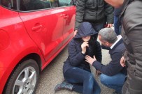 Dikkatsiz Yaya Otomobilinin Dikiz Aynası Çaptı