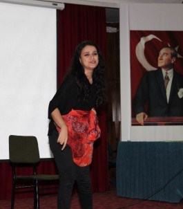 Erkeğin Kadına Şiddeti Tiyatro İle Anlatıldı