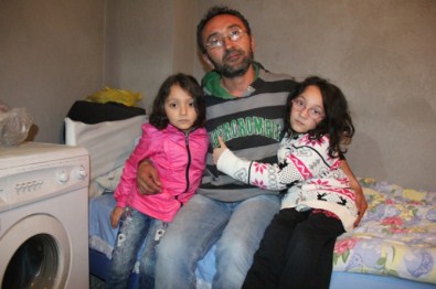 İki Çocuğuyla İnşaatta Yatıp Kalkıyor