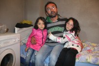 İki Çocuğuyla İnşaatta Yatıp Kalkıyor