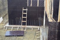 İnşaattan Düşen İşçinin Bacağına Demir Saplandı