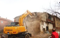 İzmit Belediyesi Ekipleri Arızlı'da Ki Harabe Evi Yıktı