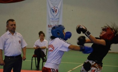 Kadın Kick Boksçular Muğla'da Ringe Çıktı