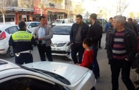 Kavşakta İki Otomobil Çarpıştı