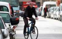 Elleri Cebinde Bisikletle Polise Yakalandı, Ceza Yedi