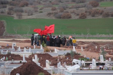 Serbest Bırakılan DHKP-C'liler, Eskişehir'de Dün Toprağa Verilen Teröristin Mezarını Ziyaret Etti