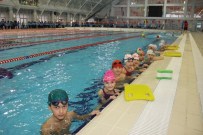 Spor Okulu Öğrencilerinden Yüzme Etkinliği