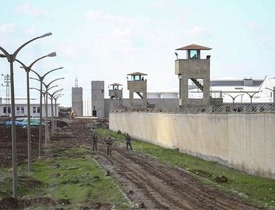 6 PKK'lı cezaevinden çarşafla firar etti