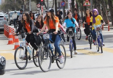 Bisiklet İle Kadınlar Gününe Dikkat Çektiler