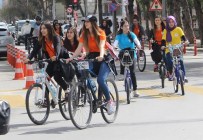 Bisiklet İle Kadınlar Gününe Dikkat Çektiler