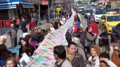 İstanbul'da Kadınlar Dev Pankartla Yürüdü