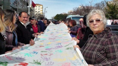 Kadınlar 1.2 Kilometrelik Dev Pankartla Yürüdü