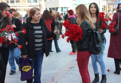 MHP'li Kadınlardan 'Kadınlar Günü' Karanfili