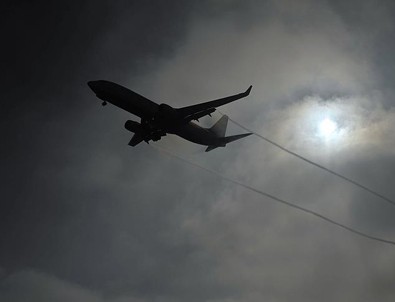 Pilot, ayrılmak isteyen karısını uçağı düşürmekle tehdit etti