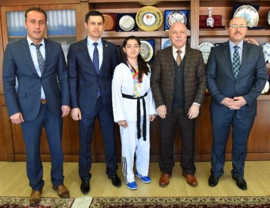 Sekmen, Avrupa Şampiyonu Yamanoğlu'nu Altınla Ödüllendirdi