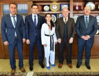 ENGİN AKIN - Sekmen, Avrupa Şampiyonu Yamanoğlu'nu Altınla Ödüllendirdi