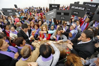 8 Mart'ta Gündoğdu Meydanında Yas Vardı