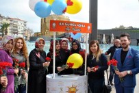 KADINLAR GÜNÜ - AK Parti Aydın Teşkilatı, Kadınlara Karanfil Dağıttı