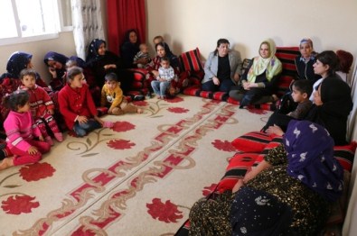 Başkan Ayhan, Mahalleleri Ziyaret Edip Kadınlarla Sohbet Etti