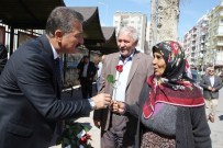 HAMIT TUNA - Başkan Tuna, Kadınlara Gül Dağıttı