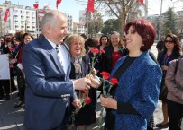 KADINA KARŞI ŞİDDET - Başkan Zolan'dan Kadınlara Kırmızı Karanfil
