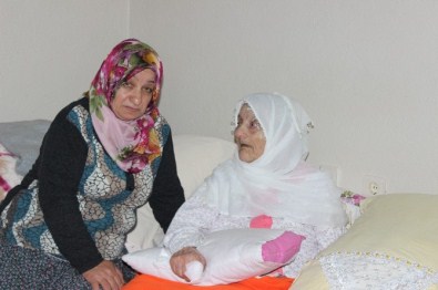 Beş Yıldır Felçli Annesine Bebekler Gibi Bakıyor