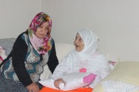 Beş Yıldır Felçli Annesine Bebekler Gibi Bakıyor