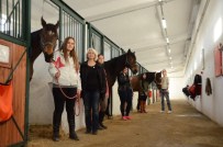 Bu Kadınlar Atalarının Peşinden Koşuyor