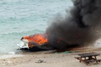 Didim'de 5 Metrelik Tekne Kıyıda Yandı