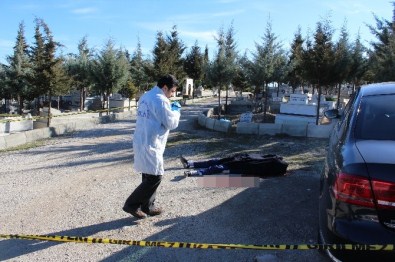 Engelli Genç, Dedesinin Mezarı Başında İntihar Etti