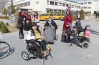 SEÇME VE SEÇİLME HAKKI - Engelli Kadınlar, Niğdeli Kadınlara Karanfil Hediye Etti