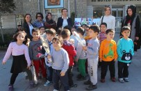 KADINLAR GÜNÜ - Öğrencilerden Kadınlara Karanfil