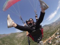 KLEOPATRA - Paraşütle Uçarak 'Kadına Şiddete Hayır' Dediler