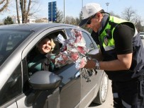 KADIN SÜRÜCÜ - Polis Ekipleri Kadın Sürücülere Ceza Yerine Çiçek Verdi