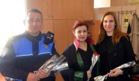 KIRMIZI GÜL - Polisler 8 Mart'ta Kadınları Unutmadı