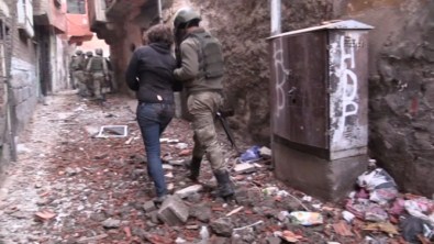 Sur'da 13 Terörist Teslim Oldu