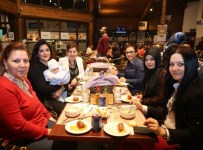 ÇALIŞAN KADIN - Adapazarı Belediyesi, Kadın Personeline Yemek Düzenledi