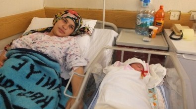 Burhaniye'de Suriyeli Bebeğe Hayırseverin Adı Verildi