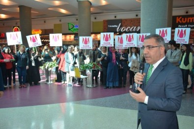 Çelikcan'dan Adanalı Kadınlara Kırmızı Güllü Kutlama