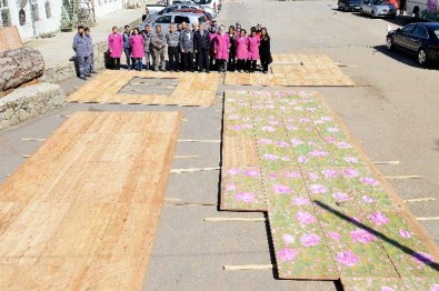 Isparta'ya Gül Motifli Ahşap Saat Kulesi