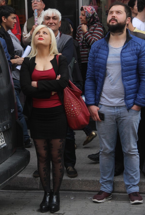 Film izler gibi seyrettiler