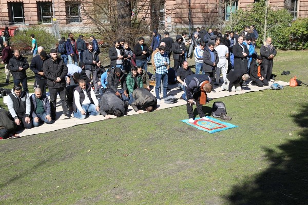 Berlin'de öğrenciler bahçede cuma namazı kıldı