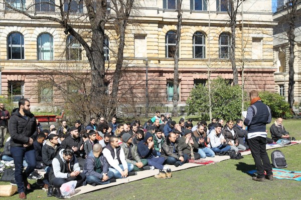 Berlin'de öğrenciler bahçede cuma namazı kıldı