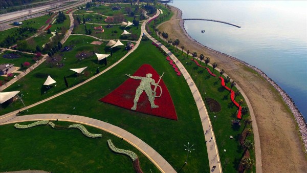 150 bin lale ile Mehmetçik figürü