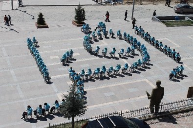 Akdağmadeni İmam Hatip Ortaokulu Öğrencileri Meydana Arapça 'Oku' Yazdı